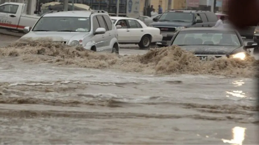 حالة الطقس في السعودية.. السيول تجرف السيارات بالمدينة (فيديو)