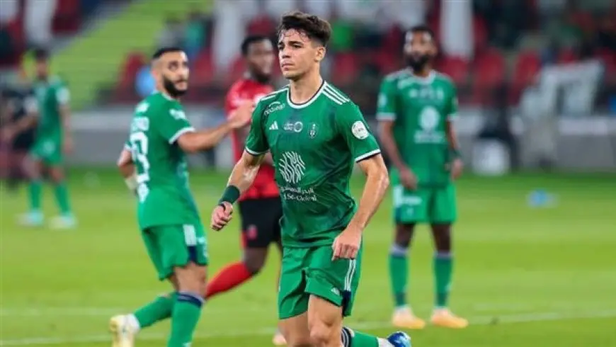 الأهلي يتقدم على الهلال بهدف مبكر في الكلاسيكو السعودي