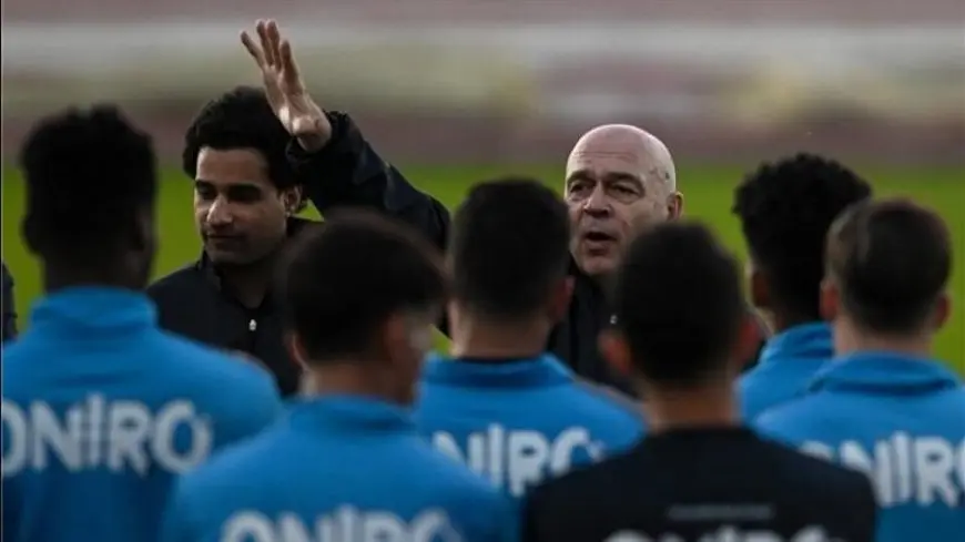 جروس يلقي محاضرة فنية على لاعبي الزمالك خلال مران الفريق