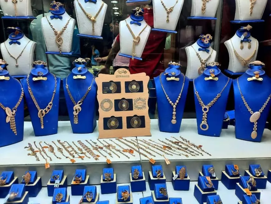 تراجع جديد في سعر الذهب مساء اليوم بمحلات الصاغة.. عيار 18 بـ 3218 جنيهًا