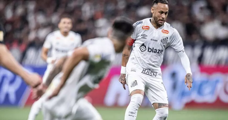 أول سقوط بعد العودة.. ماذا قدَّم نيمار في كلاسيكو الدوري البرازيلي؟