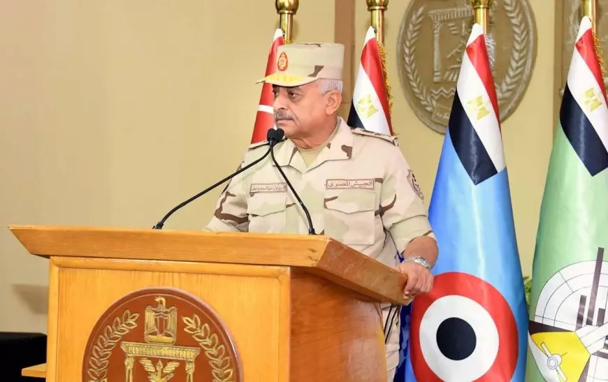 وزير الدفاع يكرم عدداً من القادة الذين أوفوا العطاء بالقوات المسلحة