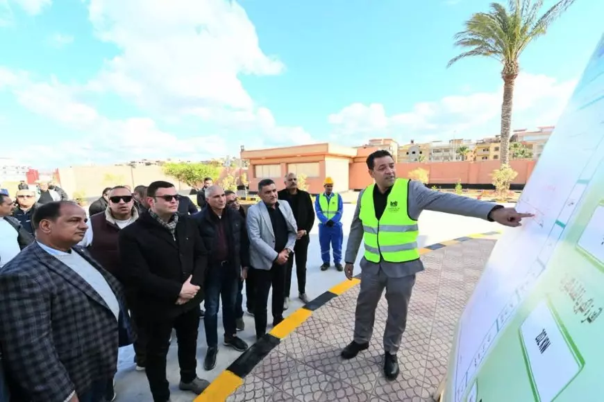 وزير الإسكان يعقد اجتماعا لاستعراض موقف المشروعات ويتفقد محطة رفع الصرف الصحي