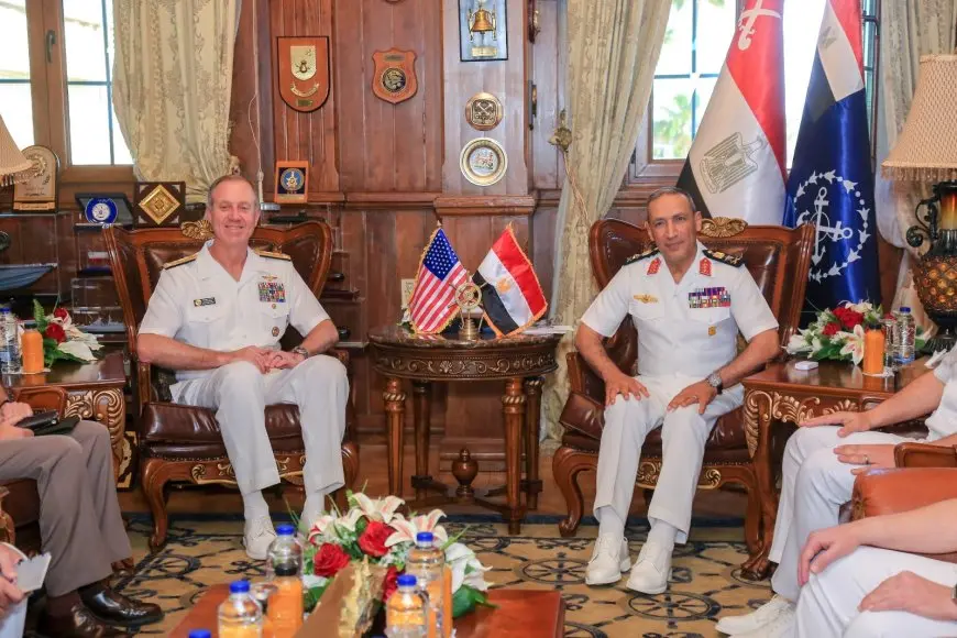 العنوان: “تكريم قائد القوات البحرية العسكرية الأمريكية واحتفال ساحر بالتعاون البحري المصري!”