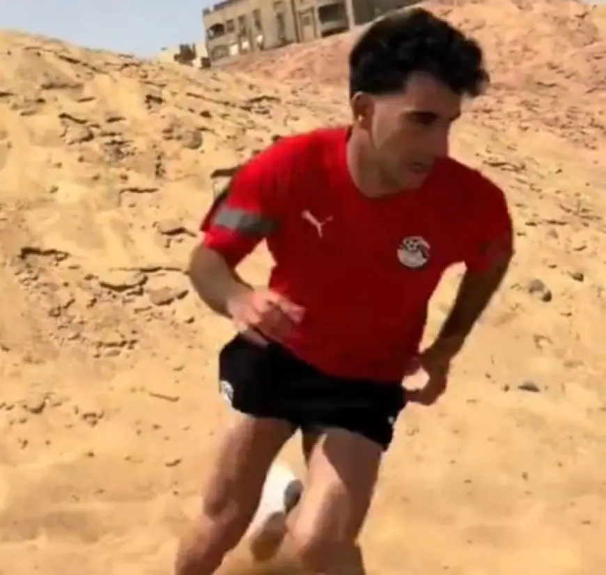 زيزو يخوض تحديات البحر على الرمال بقميص منتخب مصر!