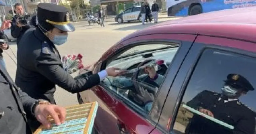 توزيع الورود.. بدء الاستفتاء على الدستور وسط أجواء من الطمأنينة والتعاون