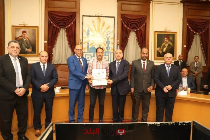 تكريم موظف بوزارة العمل لرفضه رشوة مغرية بقيمة 2 مليون جنيه من شركة إلحاق العمالة الخارجية!