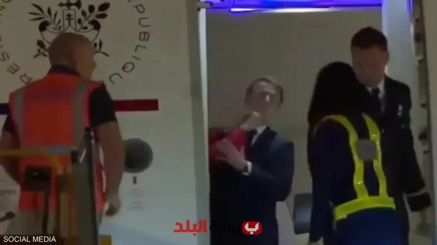 لقطة صادمة: زوجين يشتبكان ويثيران ضجة بسبب صفعة الرئيس الفرنسي في الطائرة!