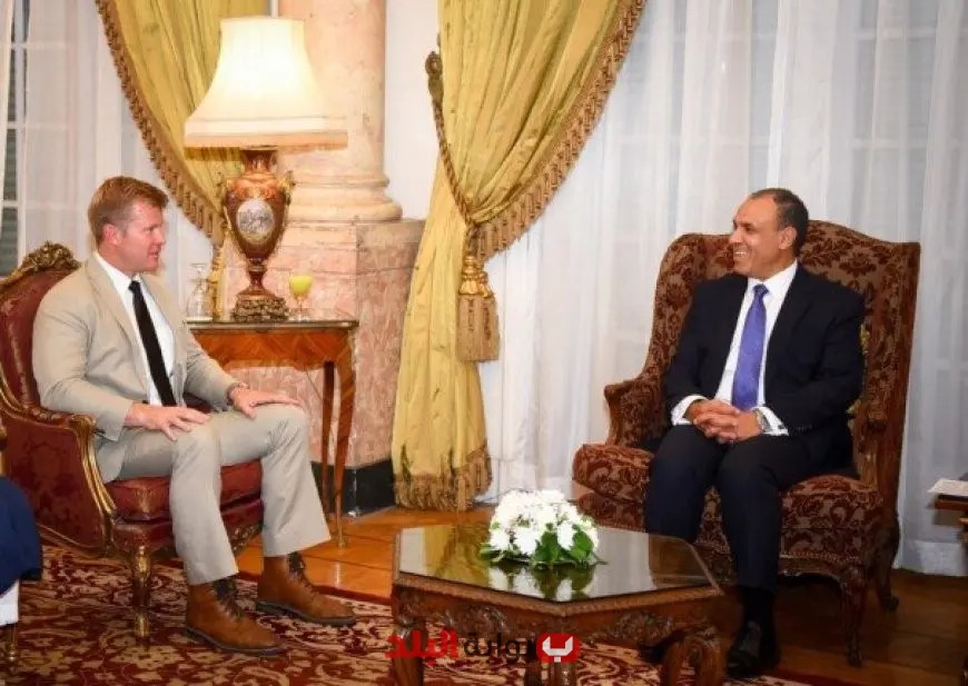 وزير الخارجية والهجرة يلتقي مع عضو لجنة الخدمات العسكرية في مجلس الشيوخ الأمريكي لتعزيز التعاون العسكري