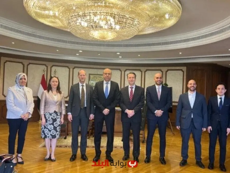 وزير الطيران المدني يعقد اجتماعًا هامًا مع مسؤولين من البنك الأوروبي لإعادة الإعمار والتنمية لتعزيز التعاون الاقتصادي