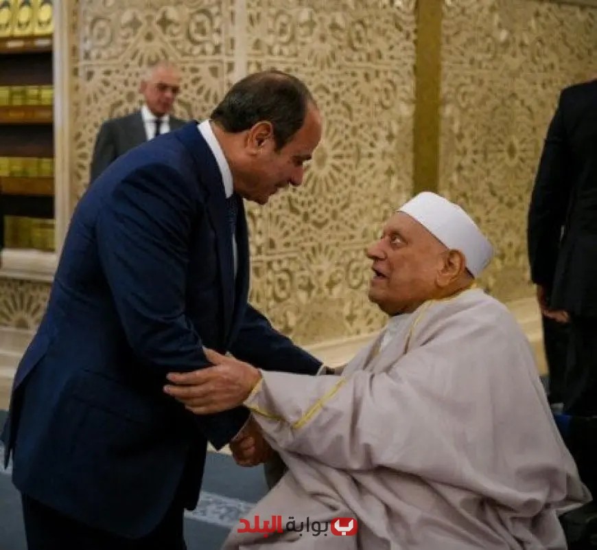 إكرامًا لجهودهم: الرئيس السيسي يُقبل رأس الدكتور أحمد عمر هاشم في صلاة عيد الأضحى – شاهد الفيديو!