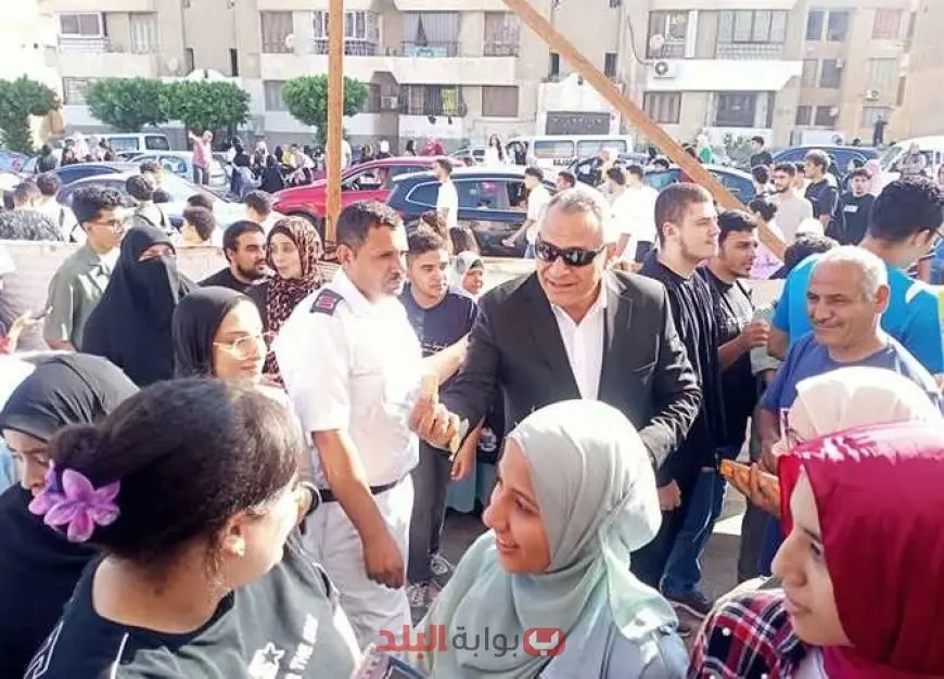 مدير تعليم العبور يوزع الشيكولاتة على طلاب الثانوية العامة بالقليوبية في أول أيام الامتحانات