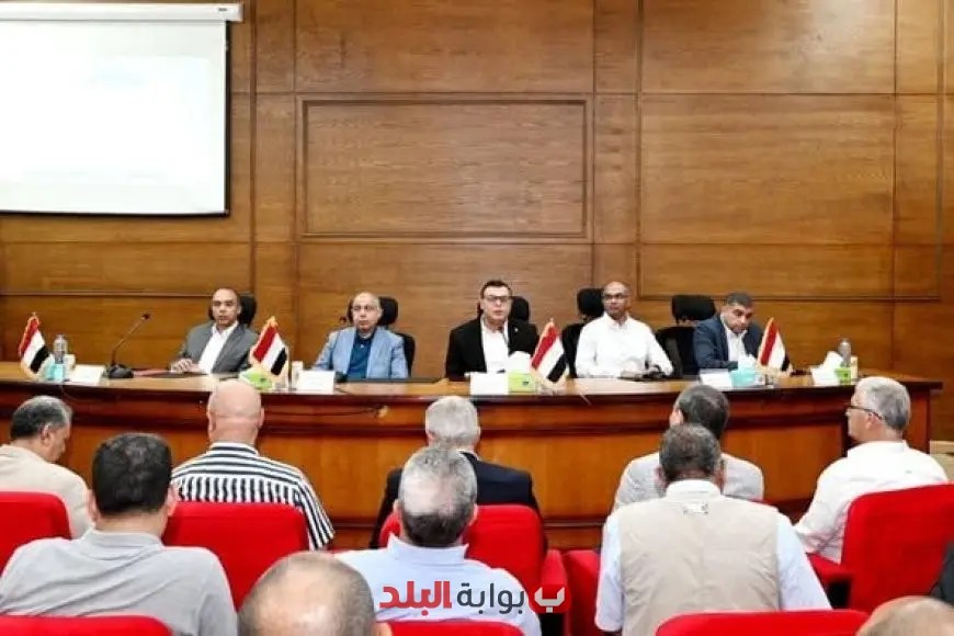 وزير الإسكان ومحافظ المنيا يناقشان تحديثات عمل منظومتي مياه الشرب والصرف الصحي في اجتماع ميداني