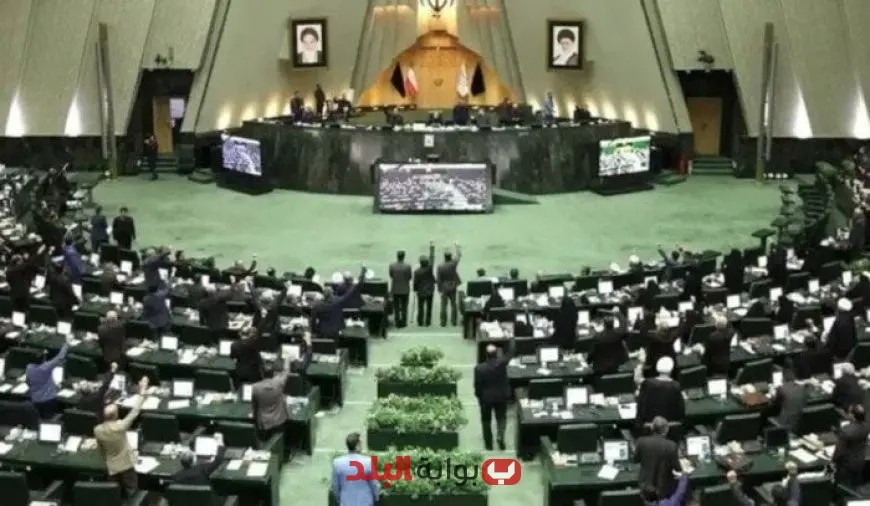 “البرلمان الإيراني يقرر إغلاق مضيق هرمز: تداعيات خطيرة على الملاحة البحرية”