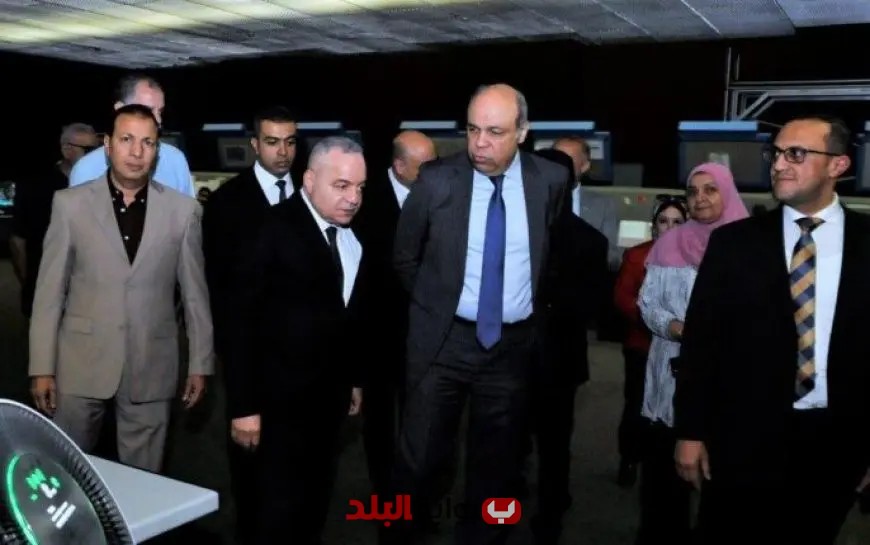 وزير الطيران المدني يزور مركز القاهرة للملاحة الجوية لتعزيز خدمات الطيران