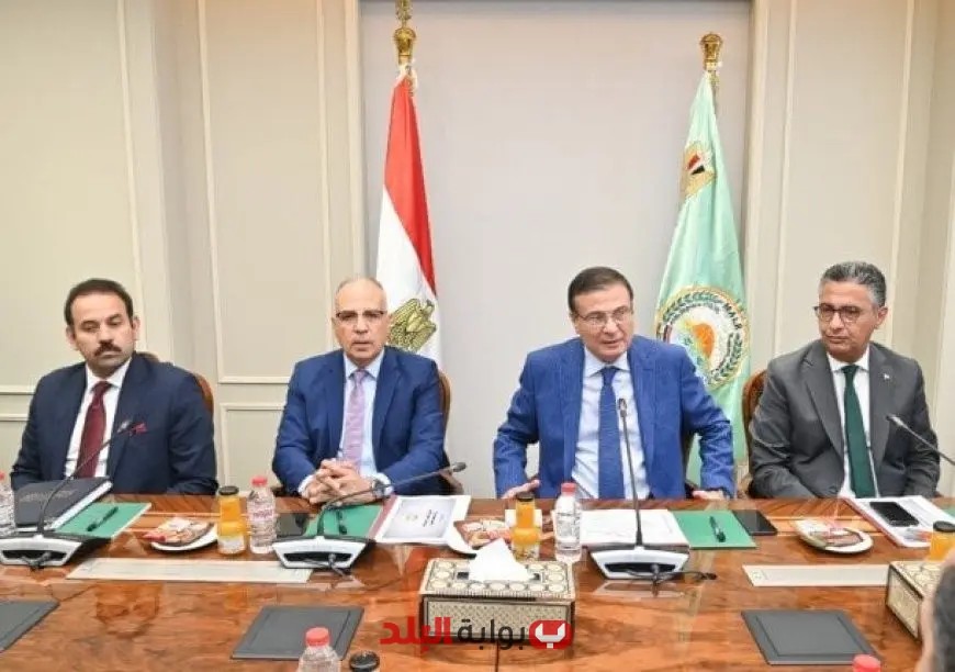 3 وزراء يتبادلون الآراء حول استراتيجيات تطوير زراعة قصب السكر وبنجر السكر