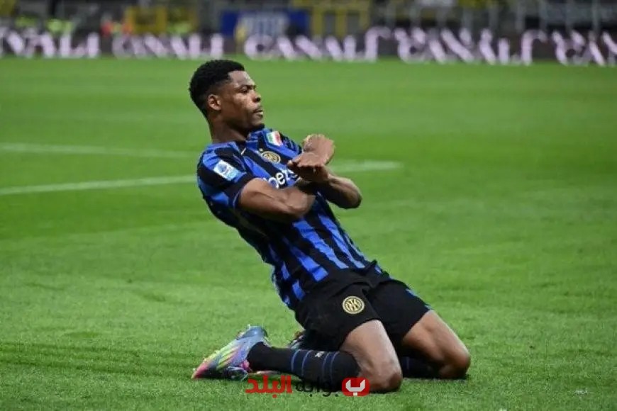 مانشستر سيتي ينافس برشلونة على ضم اللاعب دومفريس في صفقة انتقال مثيرة
