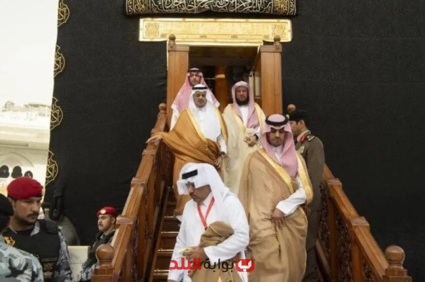 نائب أمير مكة يؤدي غسيل الكعبة المشرفة تكريماً لخادم الحرمين الشريفين