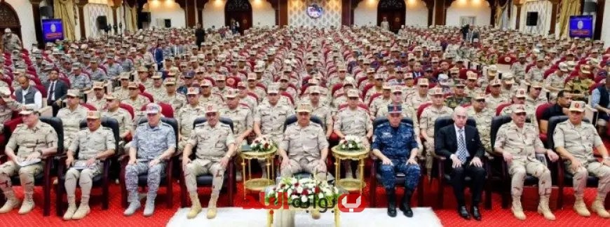 وزير الدفاع والإنتاج الحربي يجتمع بقادة وضباط القوات المسلحة في المنطقة المركزية العسكرية لتعزيز التعاون العسكري