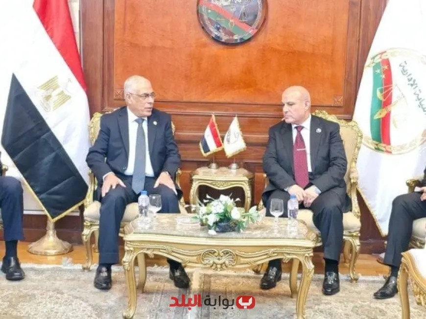 النائب العام يهنئ رئيس هيئة النيابة الإدارية بمناسبة توليه المنصب الجديد
