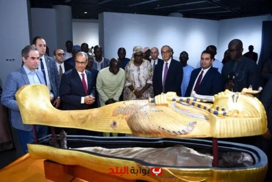 وزير الخارجية يقدم نسخة أصلية لمومياء وتابوت الملك توت عنخ آمون هدية لمتحف الحضارات الإفريقية في داكار!
