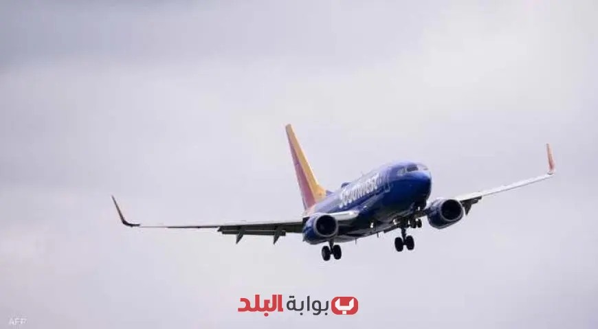 طائرة ركاب أمريكية تنفذ هبوطًا طارئًا 300 قدم خلال ثوانٍ لتفادي تصادم مع مقاتلة بريطانية!