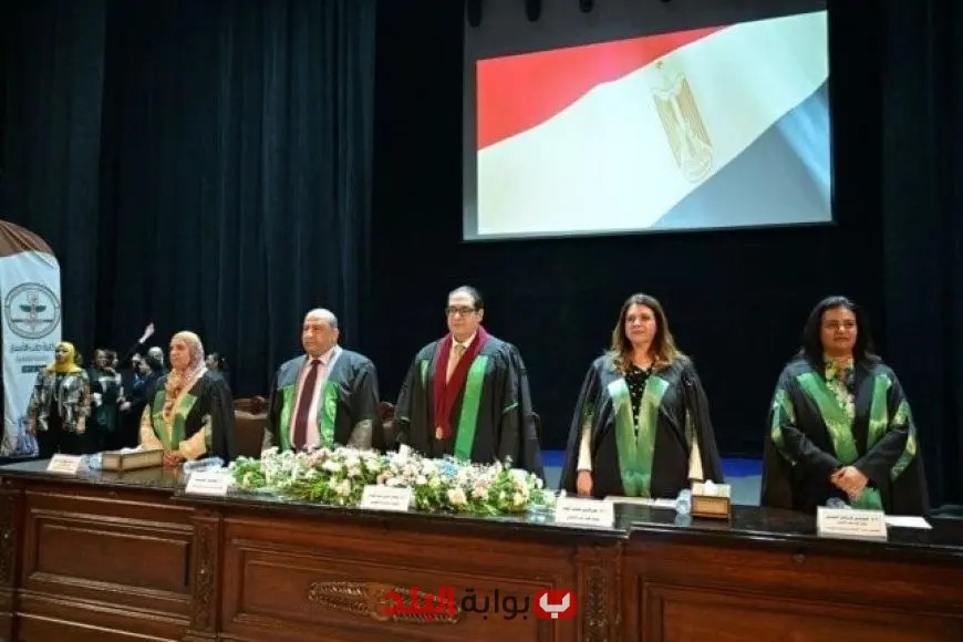 “رئيس جامعة القاهرة يحتفل بتخريج الدفعة 97 من الطلاب الوافدين في كلية طب الأسنان”