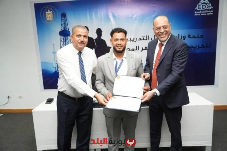 وزير العمل يكرم 62 خريجاً بشهادات دورات تدريبية مجانية في مجالات الخدمات البترولية