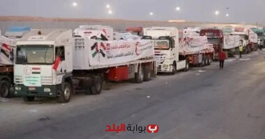 «قافلة الهلال الأحمر المصري تنطلق لمساعدة الفلسطينيين من مصر إلى غزة: زاد العزة والتضامن»