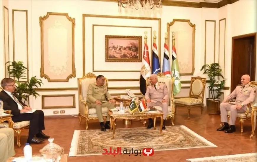 وزير الدفاع يناقش تعزيز التعاون العسكري مع رئيس هيئة الأركان المشتركة الباكستانية