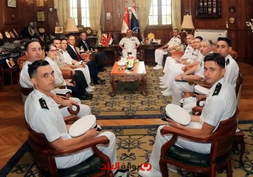استقبال القوات البحرية وفد الكلية البحرية التركية لتعزيز التعاون العسكري المشترك