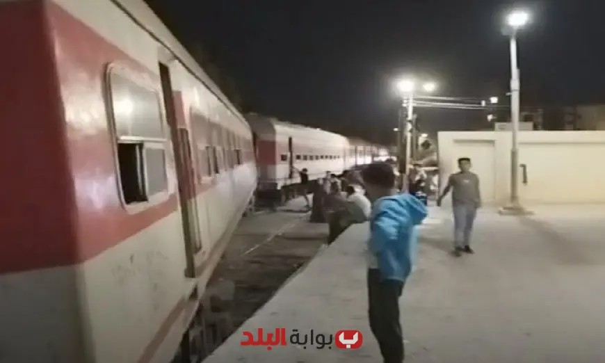 عربات قطار السنطة تنقلب خارج القضبان بعد اصطدامها برصيف محطة الغربية!