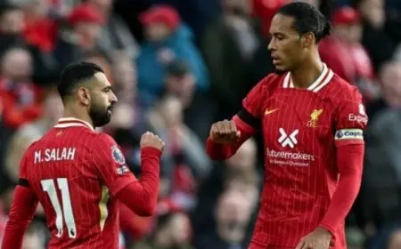 نجم ليفربول يثني على محمد صلاح جناح الفريق الذي يتحمل المسؤولية ويبدع في الملعب