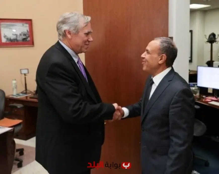 وزير الخارجية يناقش مع السيناتور جيف ميركلي خطوات تحقيق وقف إطلاق النار في غزة