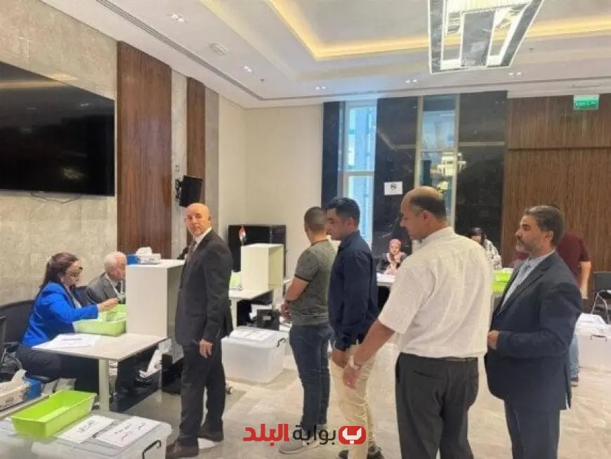 “انتخابات الشيوخ 2025: حشود المصريين بالكويت تتدفق على السفارة للإدلاء بأصواتهم”