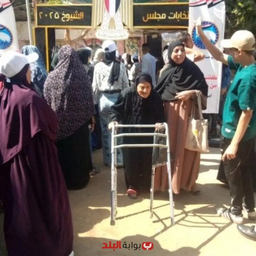 مسنة تتحدى حرارة الجو الشديدة للإدلاء بصوتها في لجان الاقتراع بحلوان