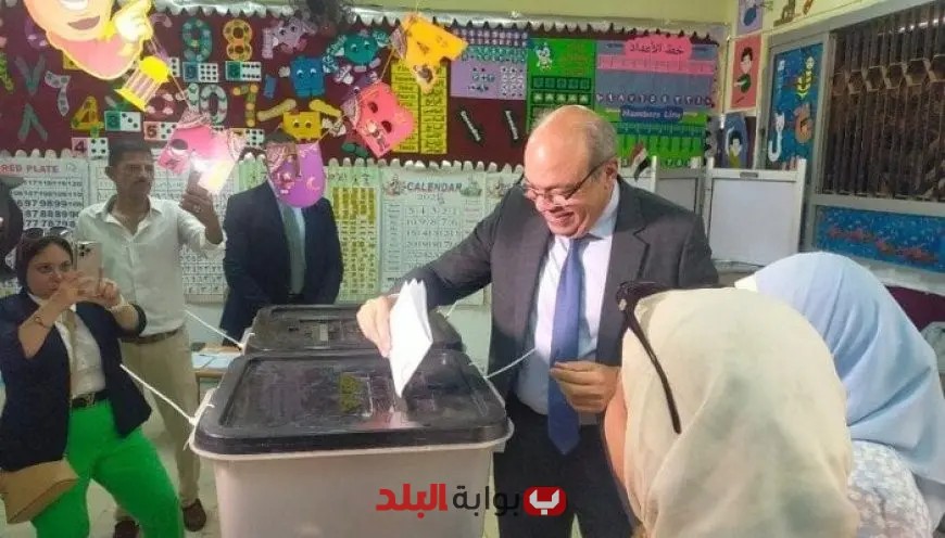 وزير الطيران يشارك في انتخابات الشيوخ 2025 ويصوت في مصر الجديدة