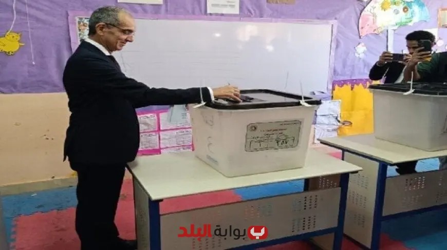 وزير الاتصالات يشارك في التصويت بلجنة المدرسة اليابانية في الشيخ زايد صور