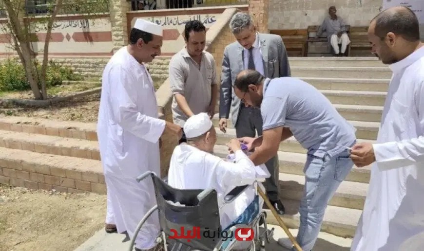 رئيس اللجنة الانتخابية يساعد ناخبًا مسنًا في مركز الحمام بمطروح لتسهيل عملية التصويت
