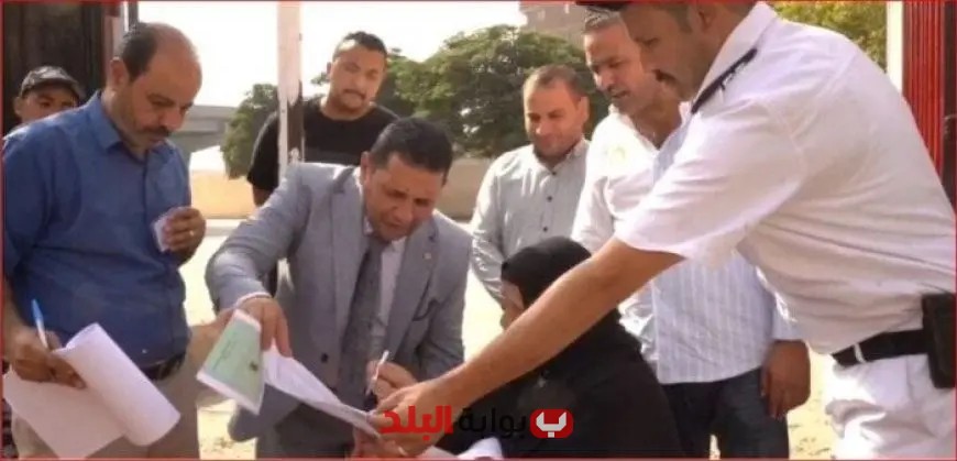 رئيس لجنة الانتخابات 2025 يقدّم مساعدة إنسانية لعجوز أثناء التصويت (صور)