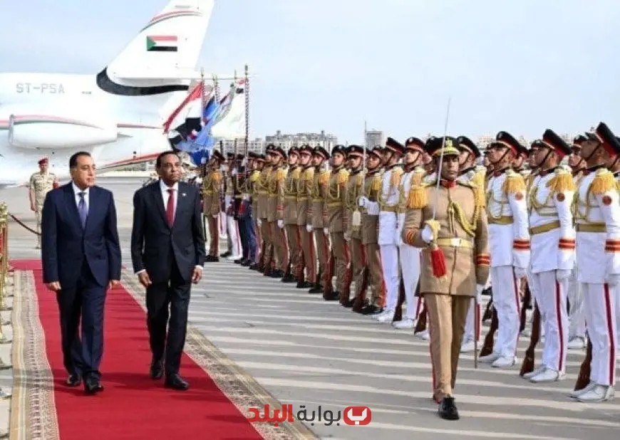 رئيس وزراء مصر يستقبل نظيره السوداني في زيارة رسمية بمطار القاهرة