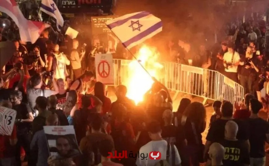 احتجاجات حاشدة تشعل النيران قرب مقر حزب نتنياهو