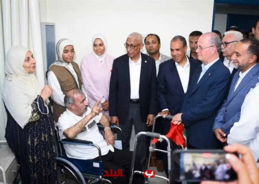 عبد العاطي يتفقد مع رئيس حكومة فلسطين حالة الجرحى في مستشفى العريش