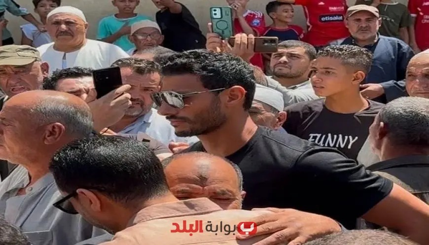 محمد الشناوي يعيش لحظات الحزن والصدمة في وداع والده الراحل
