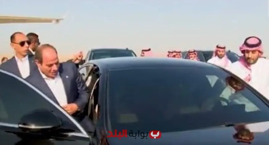 محمد بن سلمان يقود السيارة لنقل الرئيس السيسي من مطار نيوم في لفتة استثنائية ومميزة