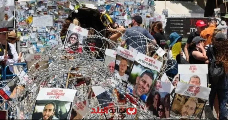 عائلات الرهائن الإسرائيليين تنظم احتجاجات أسبوعية أمام منازل الوزراء للمطالبة بالإفراج عن أحبائهم