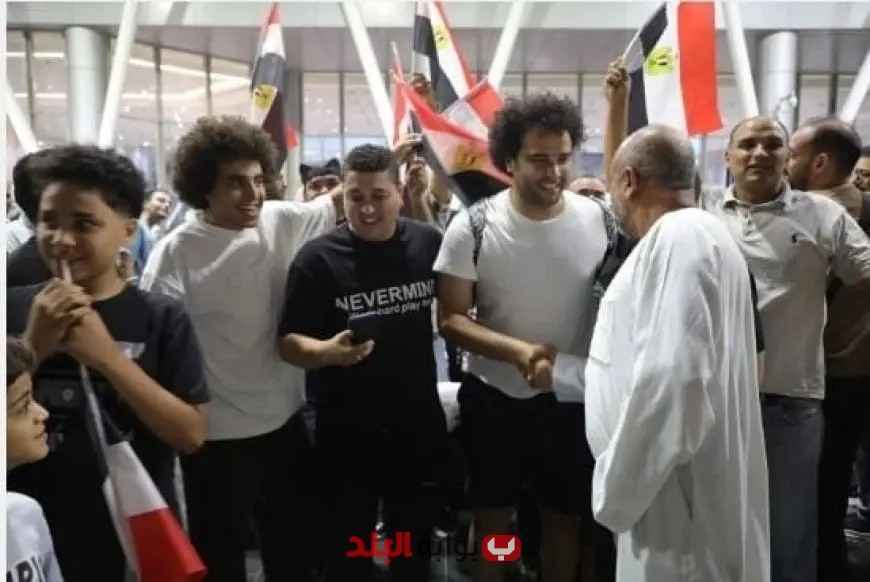 حشود جماهيرية تستقبل البطل أحمد ناصر في مطار القاهرة احتفالاً بشجاعته مع صور مثيرة