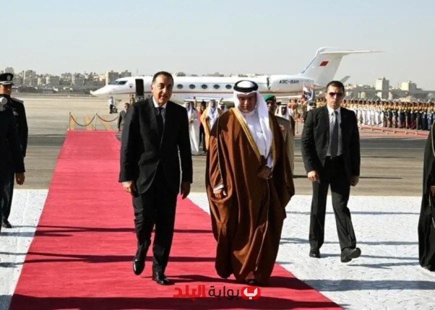 استقبال رئيس الوزراء لولي عهد مملكة البحرين في مطار القاهرة الدولي