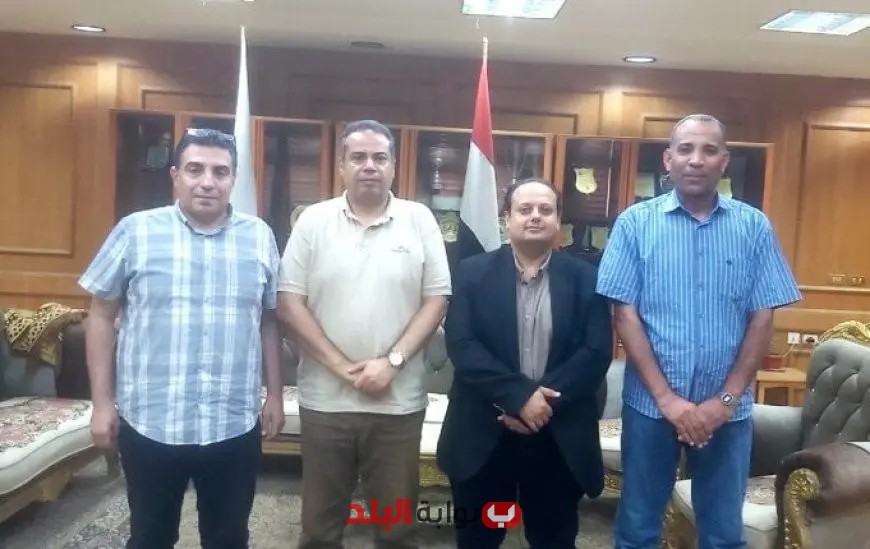 عميد كلية آداب كفر الشيخ يهنئ محمد فايز بتعيينه معيداً في قسم اللغة الإنجليزية
