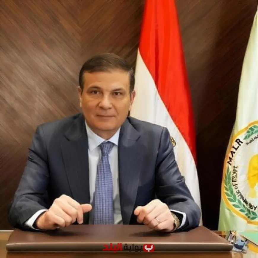 وزير الزراعة يكرم مهندساً توفي أثناء إزالة التعديات على الأراضي في قنا